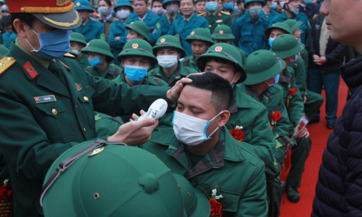 Ảnh: Tân binh Hà Nội được phát khẩu trang, đo thân nhiệt phòng dịch nCoV trong ngày nhập ngũ